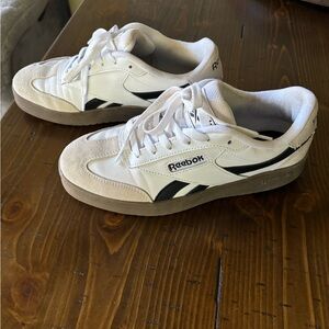 Women’s Reebok tennis shoe